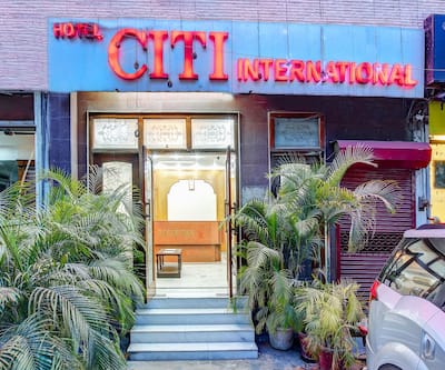 https://imgcld.yatra.com/ytimages/image/upload/t_hotel_yatra_city_desktop/v1490776895/Hotel/New Delhi/00084623/Overview_vvwOtG.jpg